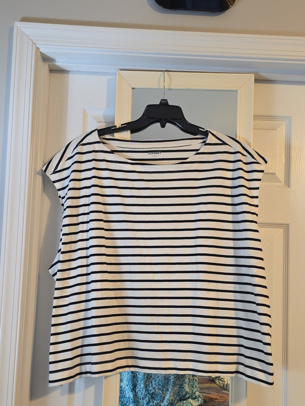 Old Navy Women's White and Black Striped Tee